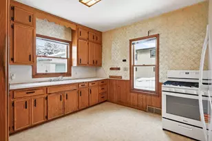 1070 Dale St N, Saint Paul, MN 55117 - Photo 7