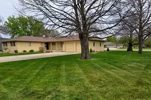 807 7th Ave SE, Pipestone, MN 56164 - Photo 3