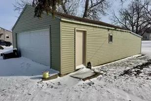 911 Maple Ave, Bird Island, MN 55310 - Photo 3