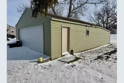 911 Maple Avenue, Bird Island, MN 55310 - Photo 3