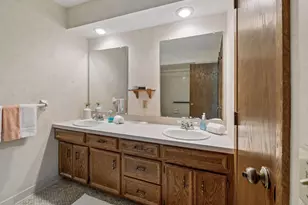 5706 W 98 1/2 St, Bloomington, MN 55437 - Photo 23