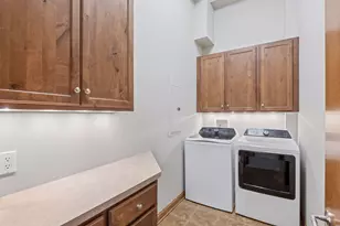 555 Oak Ridge Pl, Hopkins, MN 55305 - Photo 23