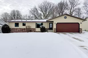 402 E 14th St, Fergus Falls, MN 56537 - Photo 1