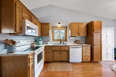 9042 Kentucky Avenue N, Brooklyn Park, MN 55445 - Photo 3