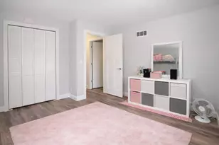 1042 E Circle Dr, Wayzata, MN 55391 - Photo 9