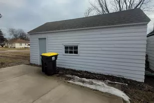 824 Collins Ave, Windom, MN 56101 - Photo 7