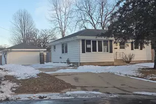 729 Elm Ct, Le Sueur, MN 56058 - Photo 1