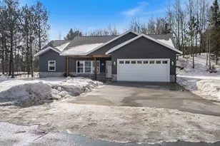 912 Carter Cir, Eveleth, MN 55734 - Photo 1