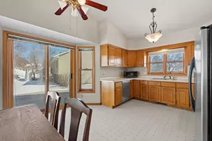 8136 Dakota Ln, Chanhassen, MN 55317 - Photo 5