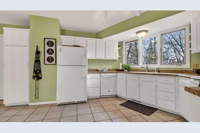 609 Manor Court, Altoona, WI 54720 - Photo 3