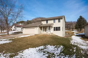 348 Regent Dr, La Crescent, MN 55947 - Photo 1