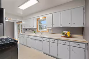 807 Rose Pl, Roseville, MN 55113 - Photo 19