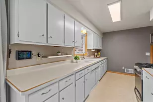 807 Rose Pl, Roseville, MN 55113 - Photo 15