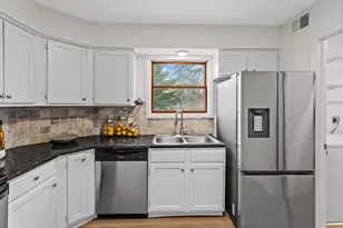 14271 Bedford Dr, Eden Prairie, MN 55346 - Photo 3