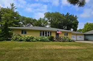 302 8th Ave NW, Pipestone, MN 56164 - Photo 1