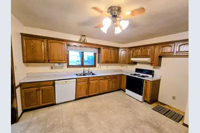 302 8th Avenue NW, Pipestone, MN 56164 - Photo 5