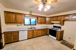 302 8th Ave NW, Pipestone, MN 56164 - Photo 5