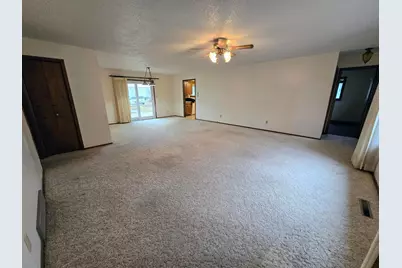 302 8th Avenue NW, Pipestone, MN 56164 - Photo 9