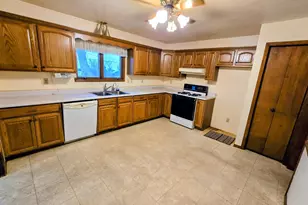 302 8th Ave NW, Pipestone, MN 56164 - Photo 3