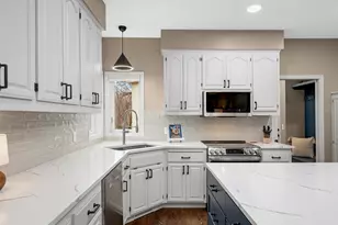 8595 Drake Ct, Chanhassen, MN 55317 - Photo 11