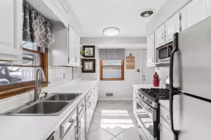 1726 Hyacinth Ave E, Saint Paul, MN 55106 - Photo 7