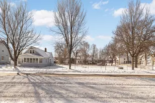 16 Sycamore St E, Saint Paul, MN 55117 - Photo 1