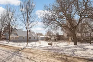 16 Sycamore St E, Saint Paul, MN 55117 - Photo 15