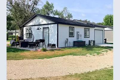 201 1/2 10th Avenue SE, Pipestone, MN 56164 - Photo 5