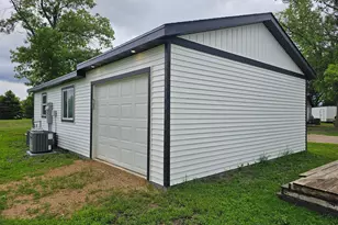 201 1/2 10th Ave SE, Pipestone, MN 56164 - Photo 3