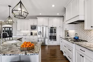 9264 Hawkcrest Ct, Chanhassen, MN 55317 - Photo 5