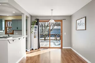 1061 Hillcrest Dr, Woodbury, MN 55125 - Photo 7