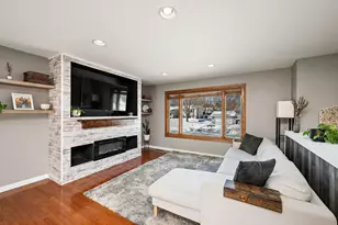 1061 Hillcrest Dr, Woodbury, MN 55125 - Photo 3