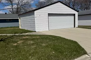622 St Paul Ave S, Thief River Falls, MN 56701 - Photo 7