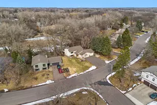 281 Woodridge Dr, Vadnais Heights, MN 55127 - Photo 9