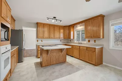 2063 Parkway Drive, North Saint Paul, MN 55109 - Photo 9