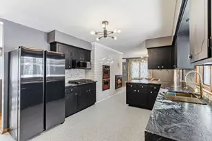 160 Stonybrook Way NE, Fridley, MN 55432 - Photo 11