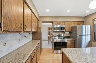 11185 Lanewood Cir, Eden Prairie, MN 55344 - Photo 9