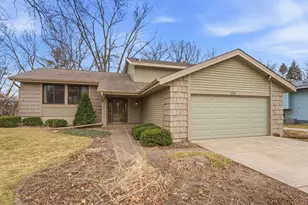 11185 Lanewood Cir, Eden Prairie, MN 55344 - Photo 3