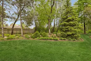 10586 Estate Dr, Eden Prairie, MN 55347 - Photo 33