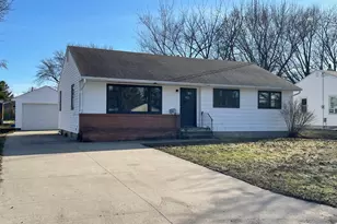 618 9th Ave SE, Waseca, MN 56093 - Photo 1