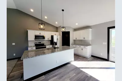 805 11th Street SE, Waseca, MN 56093 - Photo 3