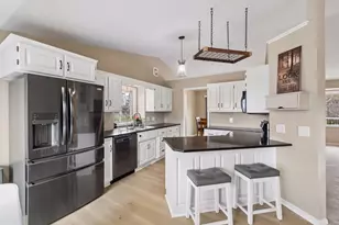 960 Saddlebrook Curve, Chanhassen, MN 55317 - Photo 3