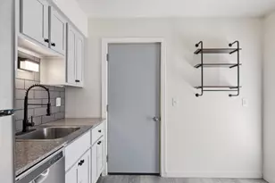 323 E 43rd St, Minneapolis, MN 55409 - Photo 15