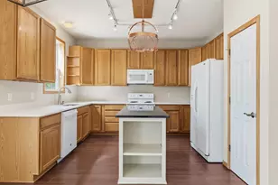 419 Meadowood Ln, Burnsville, MN 55337 - Photo 9