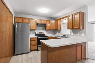 927 Pondview Ct, Vadnais Heights, MN 55127 - Photo 3