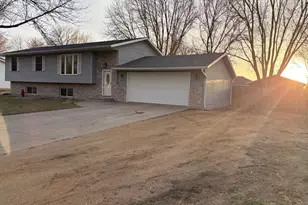 902 5th Ave SE, Pipestone, MN 56164 - Photo 27