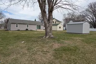 400 9th St SW, Wells, MN 56097 - Photo 5