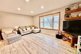 243 Edgeview Dr, Rollingstone, MN 55969 - Photo 3