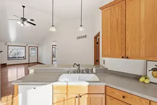 1554 Lincoln Park Dr, South Saint Paul, MN 55075 - Photo 9