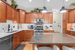 2710 Red Splendor Cir E, Maplewood, MN 55119 - Photo 7